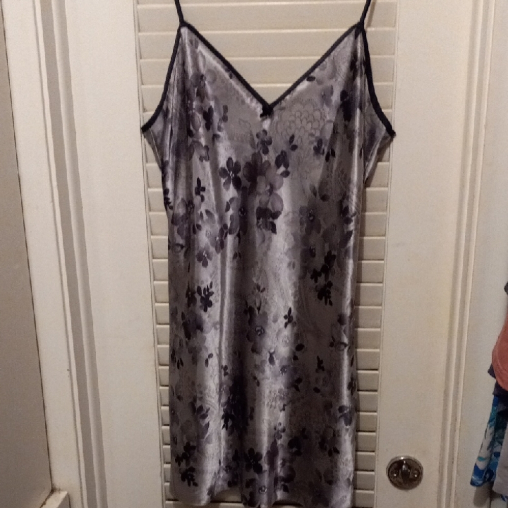 Sag Harbor Floral Lace Chemise - Black and Gray